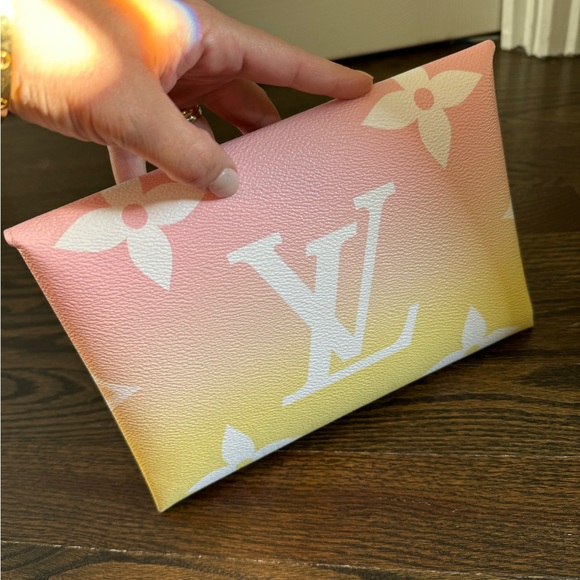 Louis Vuitton By The Pool Kirigami Large - Picture 7 of 12
